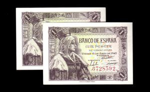 Pareja correlativa 1 peseta 1945, sin serie, S/C-, pico doblado Pareja correlativa 1 peseta 1945, sin serie, S/C-, pico doblado