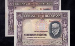 Pareja correlativa 50 pesetas 1935, serie A, S/C-, sin doblar pero con ondulaciones, manchita en margen izquierdo