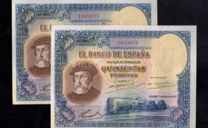 Pareja correlativa 500 Pesetas 1935, sin serie, S/C-, con todo su apresto, sin doblar pero con ondulaciones