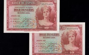 Pareja correlativa 10 pesetas 1935, serie A, S/C, manchita en margen superior en uno de los billetes Pareja correlativa 10 pesetas 1935, serie A, S/C, manchita en margen superior en uno de los billetes