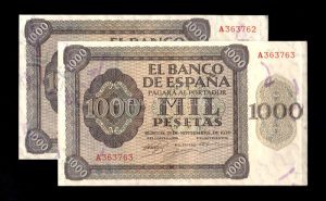 Pareja correlativa 1000 Pesetas 1936, serie A, EBC, doblez en lateral