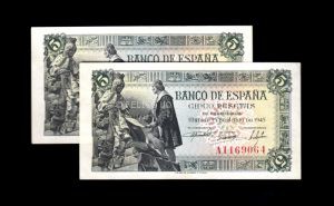 Pareja correlativa 5 pesetas 1945, serie A, S/C-, arruguitas laterales