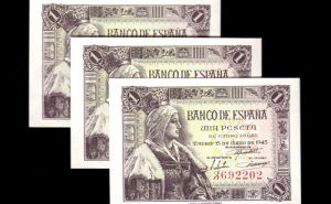 Trío correlativo 1 peseta 1945, sin serie, S/C-, pico doblado