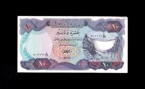 Irak 10 Dinares 1973, S/C-, pico doblado, maltratado, P.65 anverso